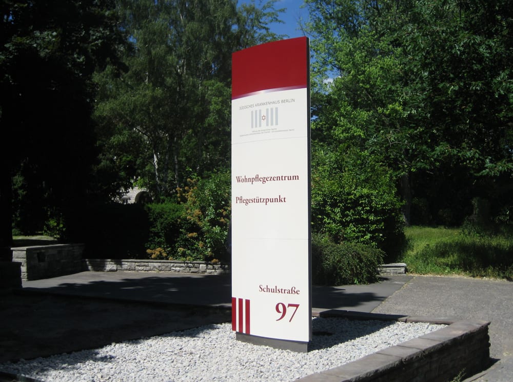 Juedisches Krankenhaus Monolith Zielinformation Exterior Kliniken