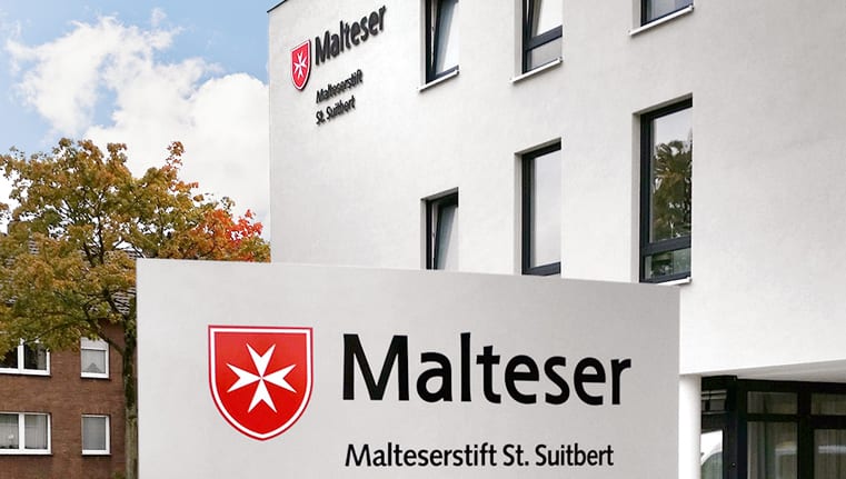Malteser Monolith exterior Fassadenbeschriftung Acrylbuchstaben header