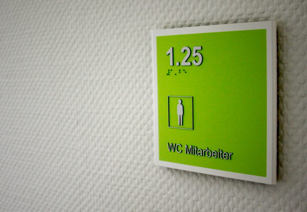 jobcenter-reinbek-Braille-taktiles-tuerschild Jobcenter Reinbek Braille taktiles Türschild