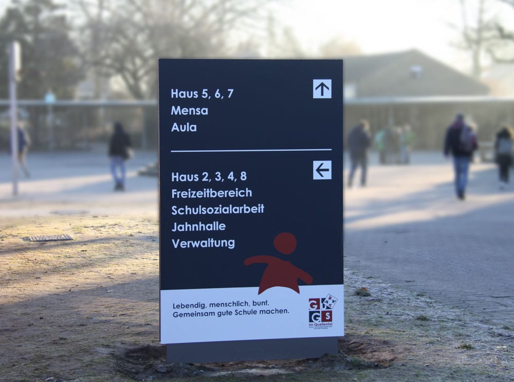 GuGs-im-Quellental-Außenmonolith-Leitsystem Stadtteilschule Bramfeld Aussenbeschilderung Exterior Wandschild Wegeleitsystem