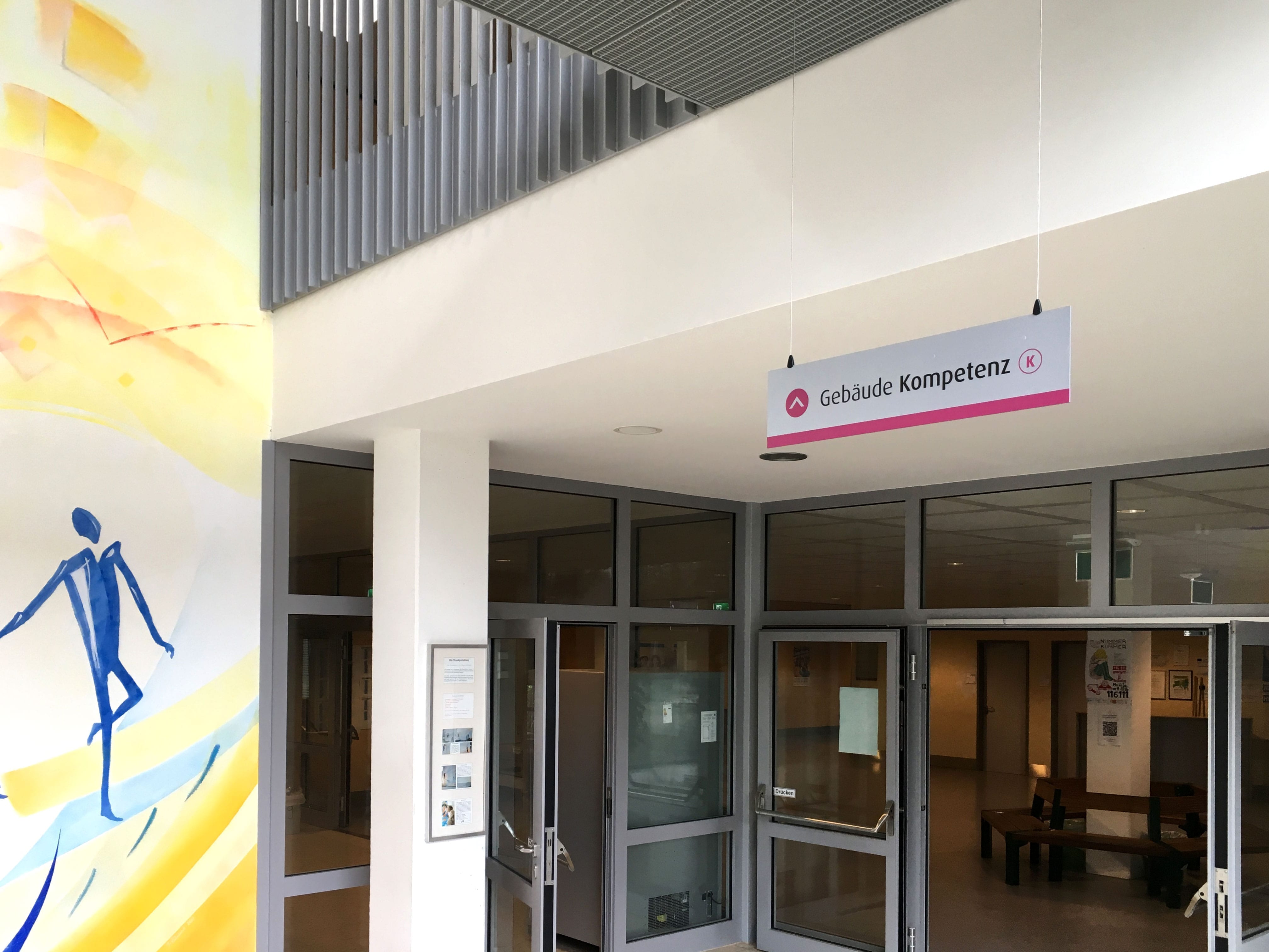BBZ-Norderstedt-Leitsystem-Deckenabhänger Stadtteilschule Bramfeld Aussenbeschilderung Exterior Wandschild Wegeleitsystem
