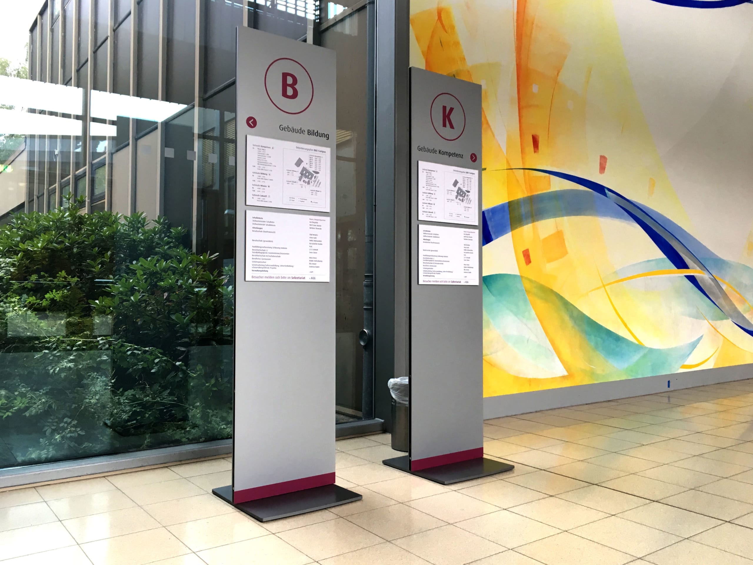 BBZ-Norderstedt-Leitsystem-Innenmonolith Stadtteilschule Bramfeld Aussenbeschilderung Exterior Wandschild Wegeleitsystem