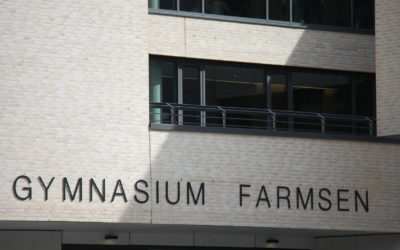 Gymnasium Farmsen – Die Schule im Grünen mit neuem Außenleitsystem