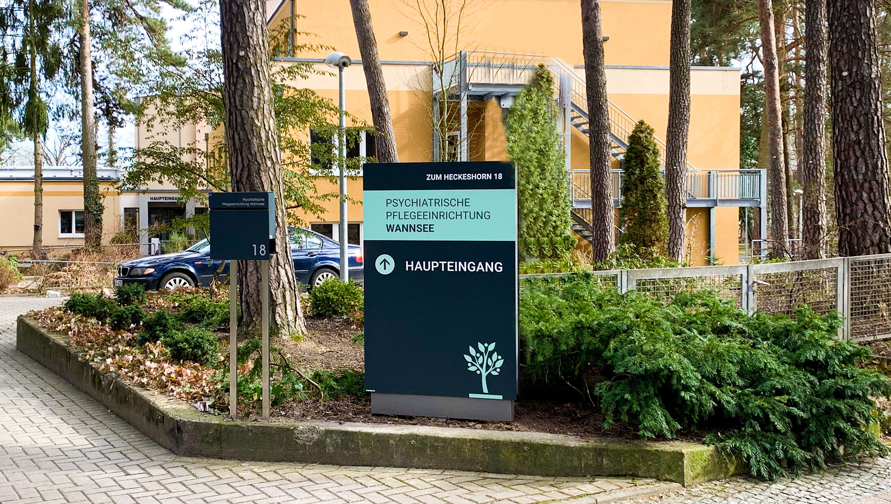 PPE-Wannsee-Außenleitsystem-Monolith Marienkrankenhaus Monolith Leitsystem Exterior Kliniken