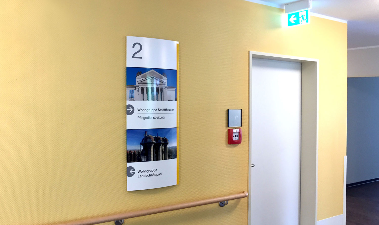 DRK-Seniorenzentrum-Marien-Campus-Innenleitsystem Juedisches Krankenhaus Wegeleitsystem Deckenschild Interior Kliniken