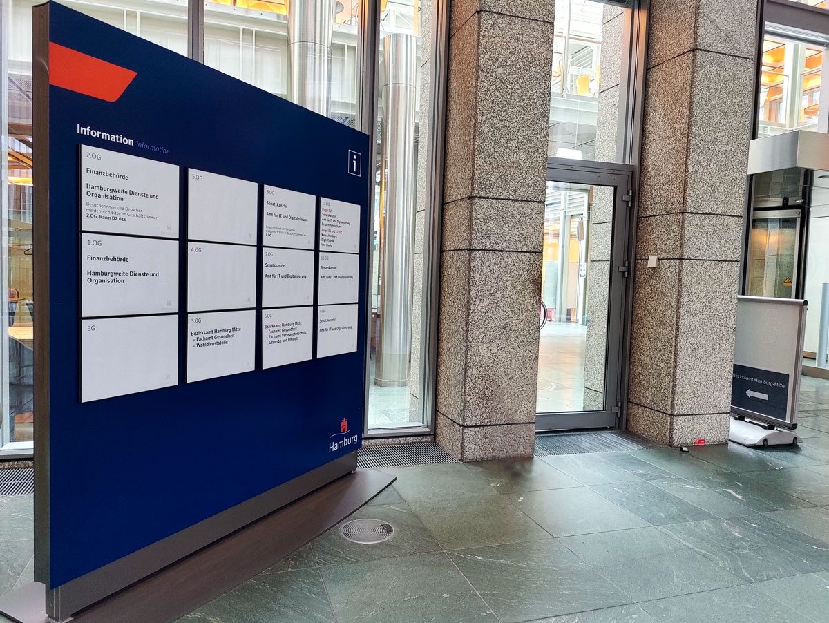 FHH-Bizirksamt-Hamburg-Mitte-Caffamacherreihe-Innenmonolith ADA Leitsysteme mit taktiler Ausstattung