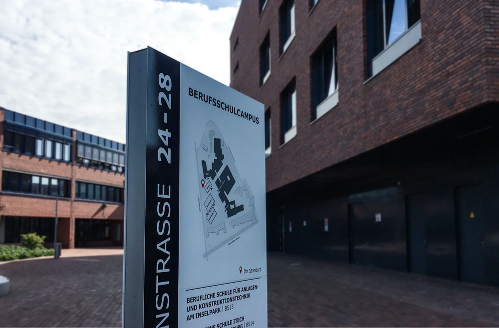 BS13-Außenleitsystem-Monolith Juedisches Krankenhaus Wegeleitsystem Deckenschild Interior Kliniken