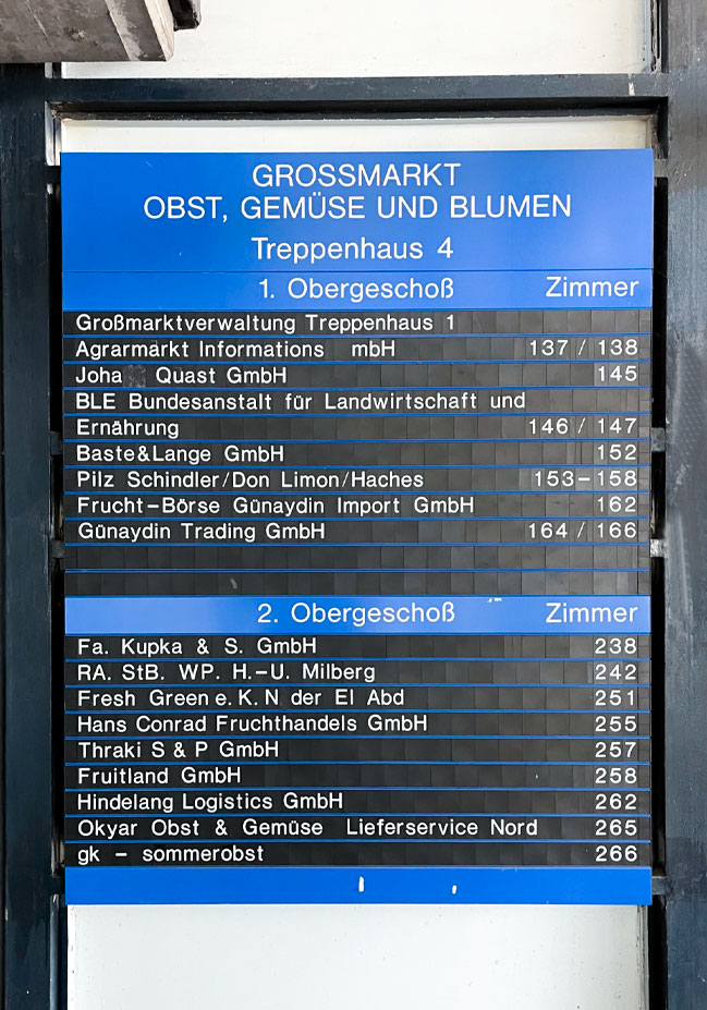 Großmarkt-Hamburg-Hauptwegweiser-Innenleitsystem-Vorher Stadtteilschule Bramfeld Aussenbeschilderung Exterior Wandschild Wegeleitsystem