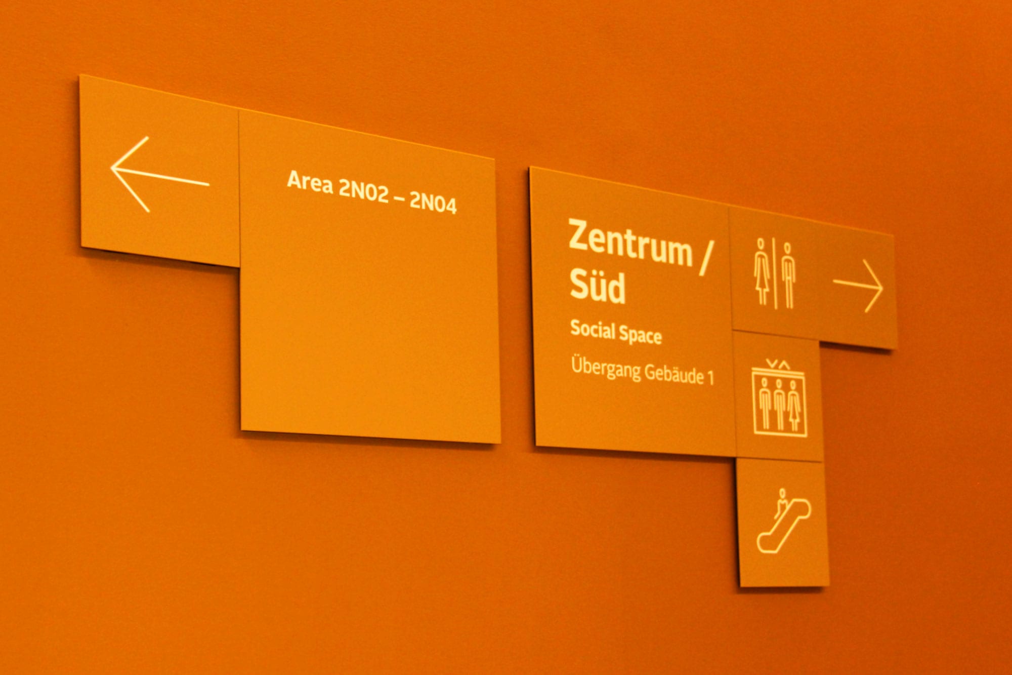 Otto-Group-Wegeleitsystem-Wandschilder-Wegeführung