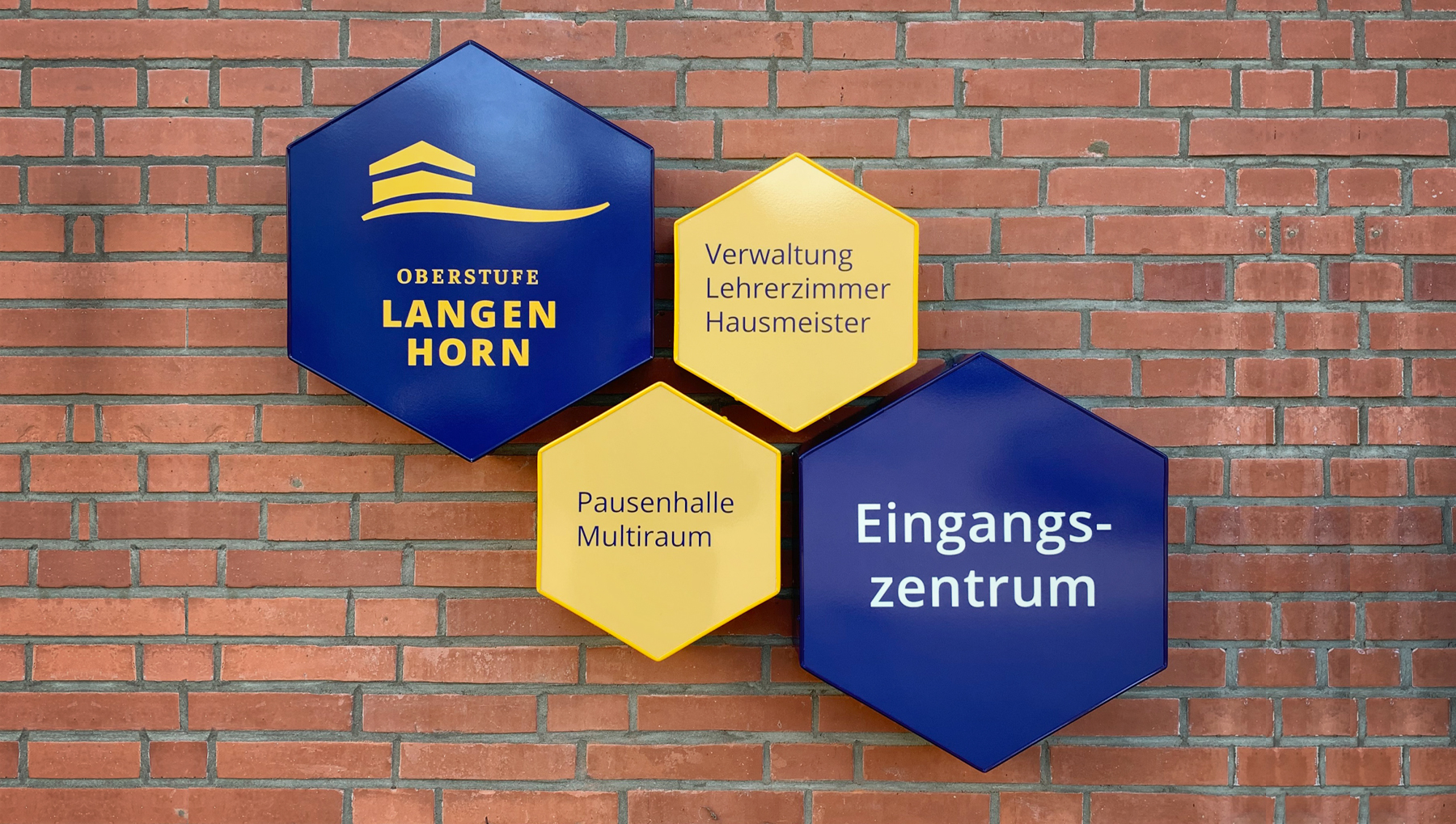 Sonderformate-Leitsysteme-in-allen-Formen Leitsystem für die Maria Louisen Straße. Produktlinie Modulex Macer Exterior