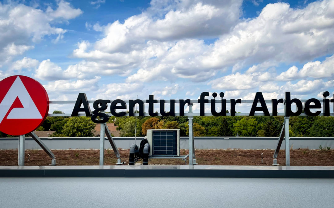 Leuchtwerbeanlage auf dem Dach der Arbeitsagentur Kassel