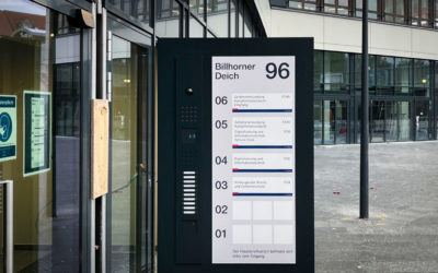 Monolithen im Außenbereich – Anthrazitfarbige Leitsysteme