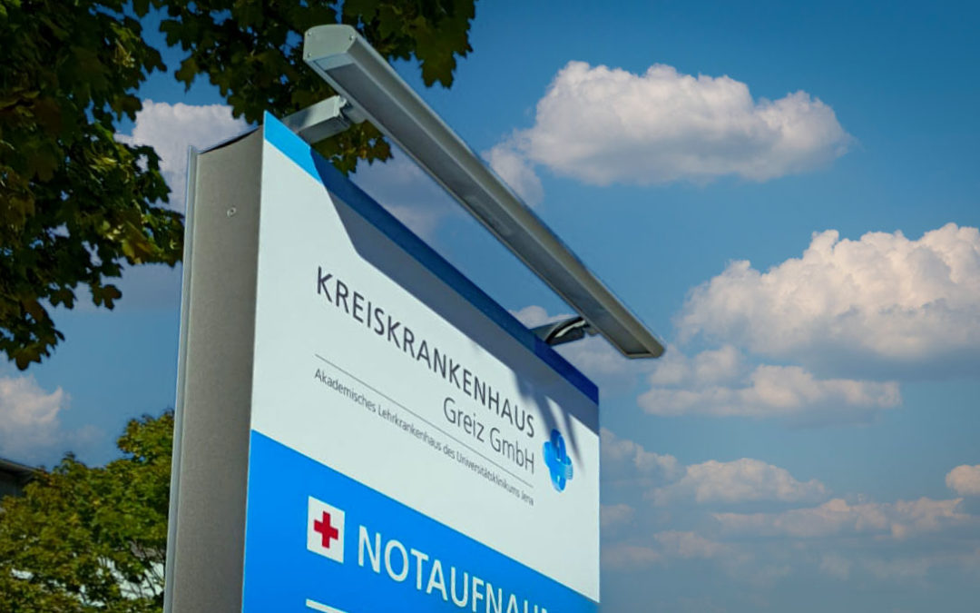 Kreiskrankenhaus Greiz – Außenmonolithen mit Beleuchtungsoption
