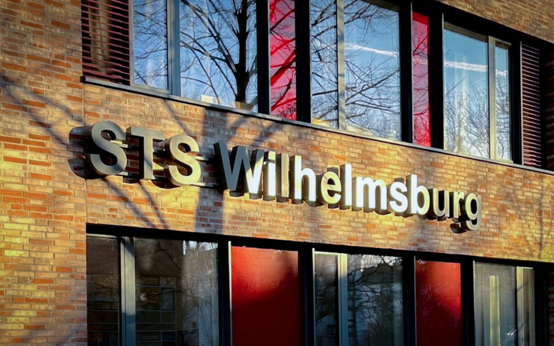 Die neue Leuchtwerbeanlage der Stadtteilschule Wilhelmsburg