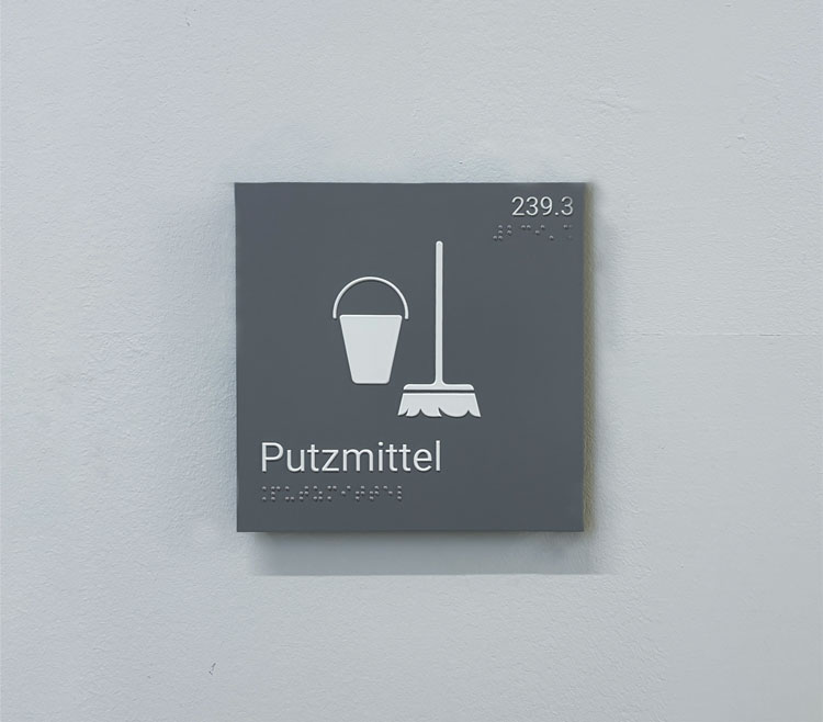 Gemeinschaftsschule-Kellingshusen-taktiles-Tuerschiler-festbetextet.