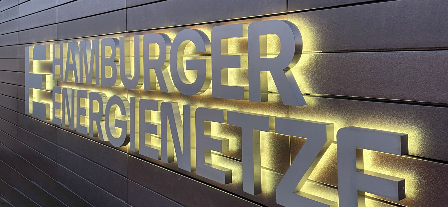 Taktile Handlaufschilder, die auf dem Treppengelände angebracht sind