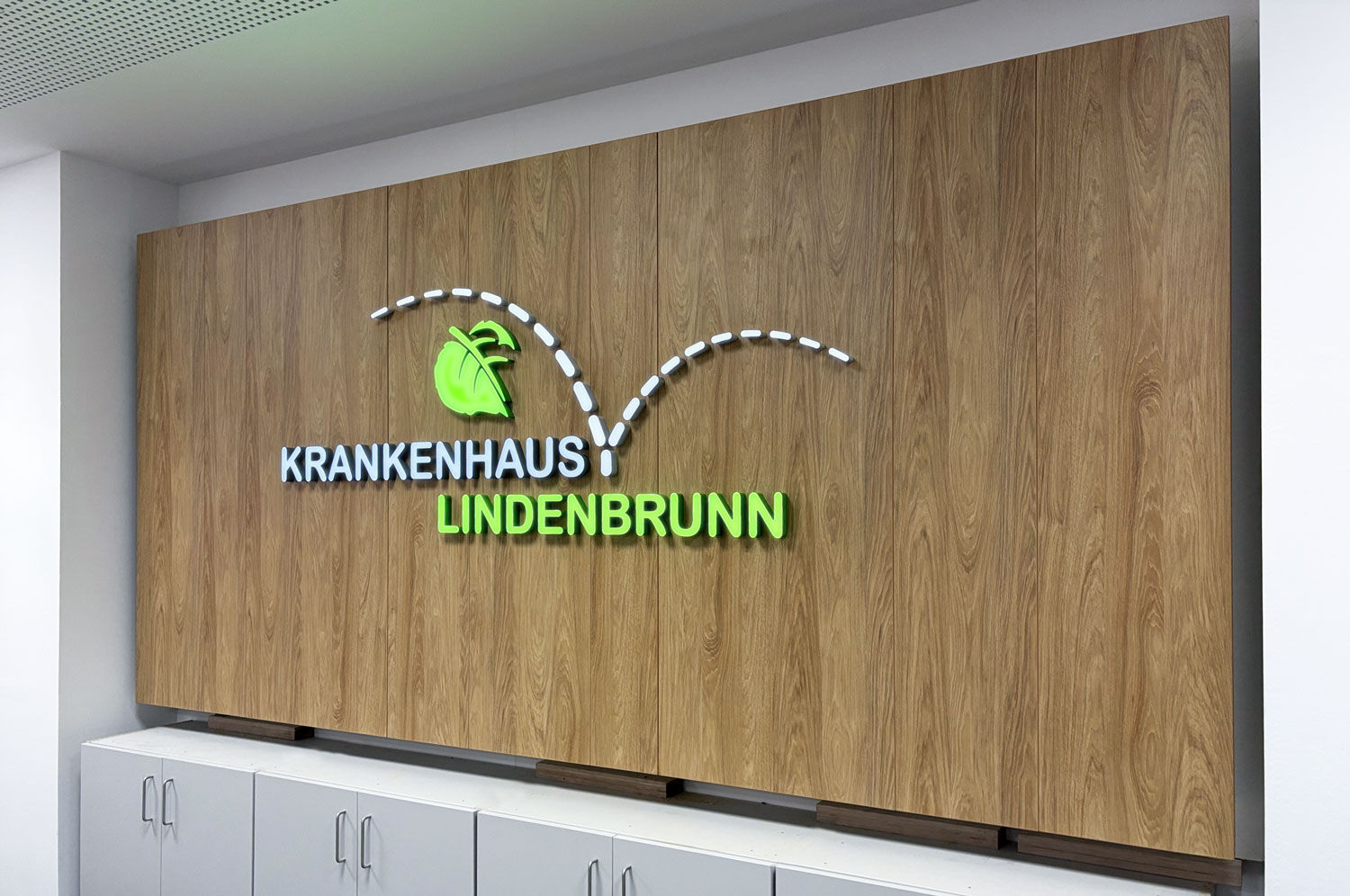 Taktile Handlaufschilder, die auf dem Treppengelände angebracht sind