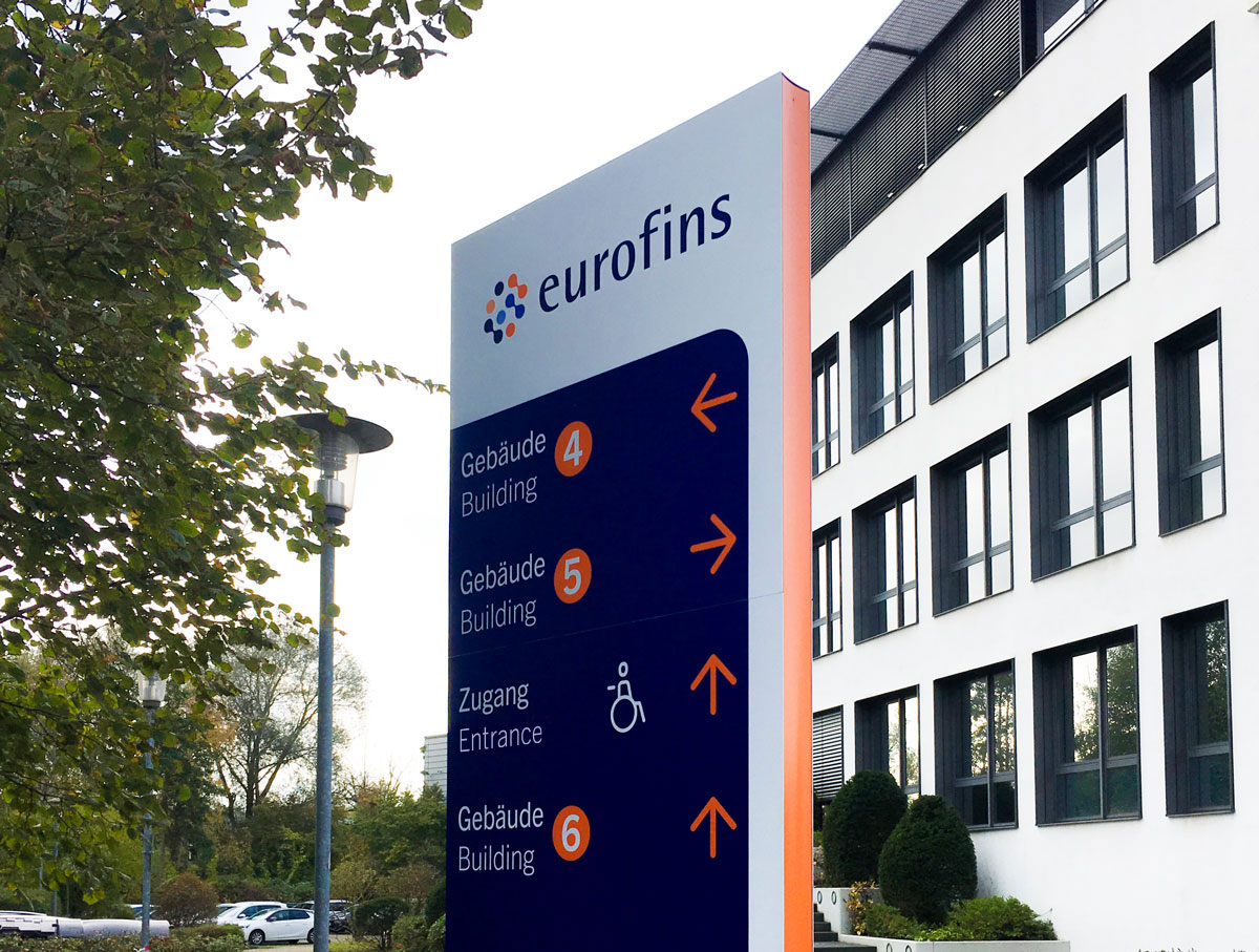 Taktile Handlaufschilder, die auf dem Treppengelände angebracht sind