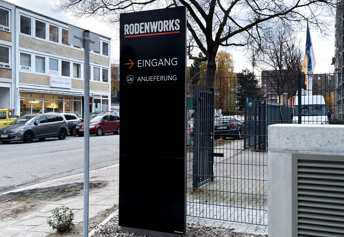 Taktile Handlaufschilder, die auf dem Treppengelände angebracht sind