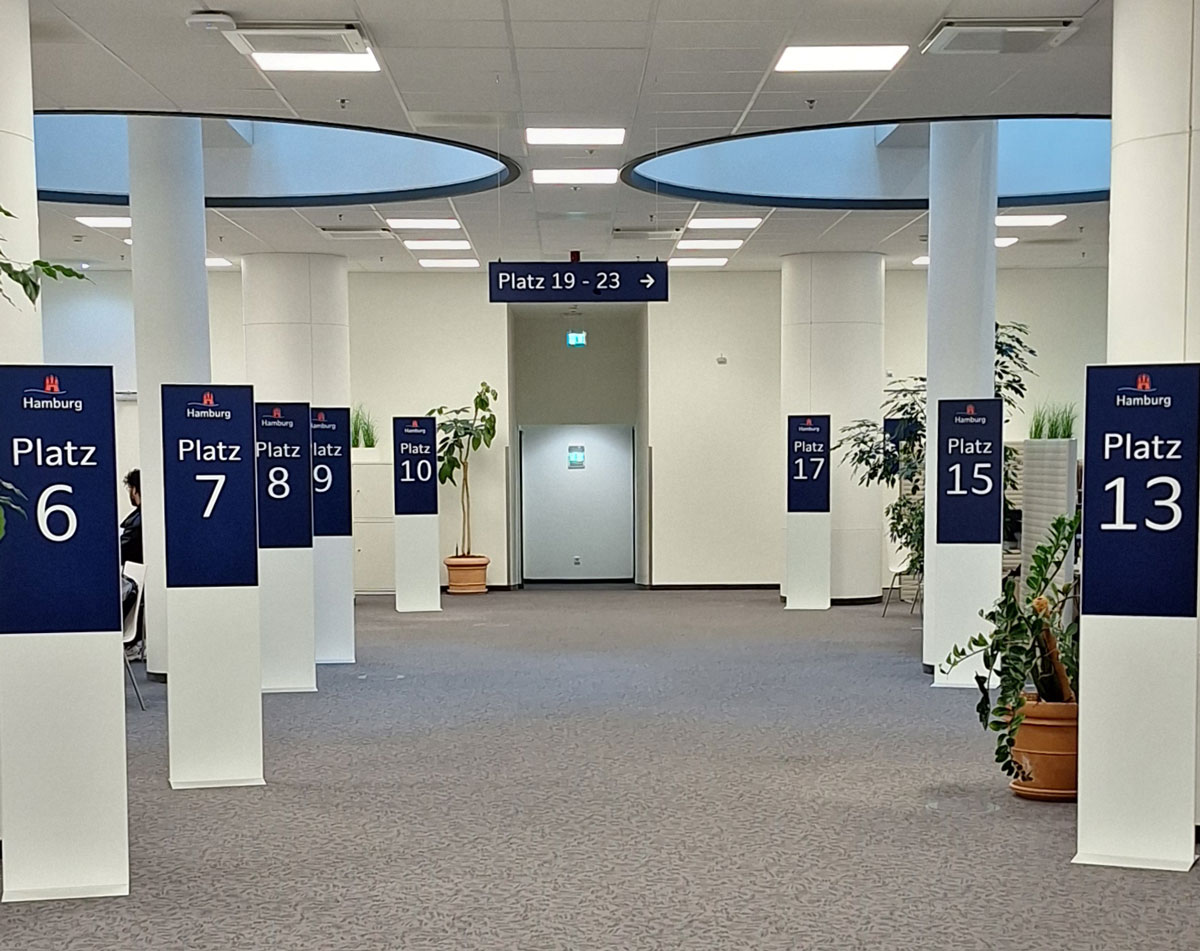 Taktile Handlaufschilder, die auf dem Treppengelände angebracht sind