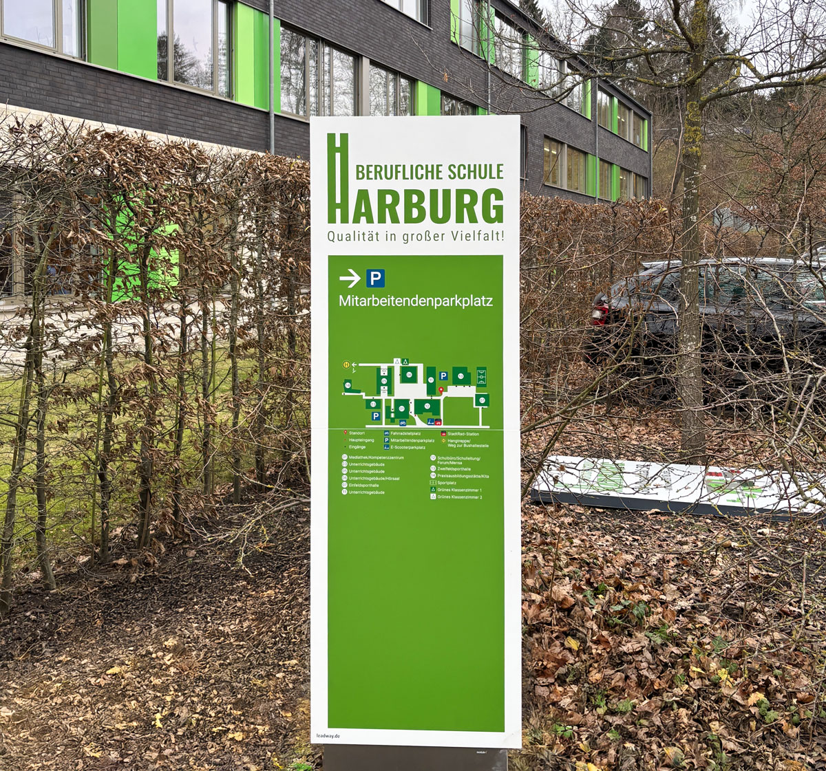 Taktile Handlaufschilder, die auf dem Treppengelände angebracht sind