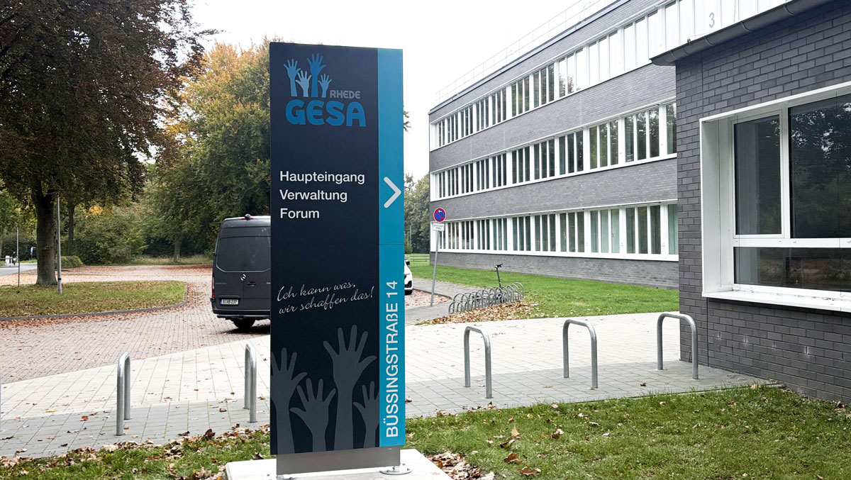 Taktile Handlaufschilder, die auf dem Treppengelände angebracht sind