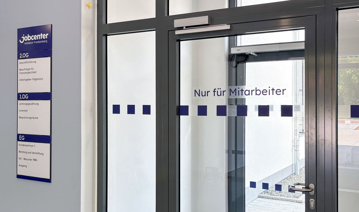 Taktile Handlaufschilder, die auf dem Treppengelände angebracht sind