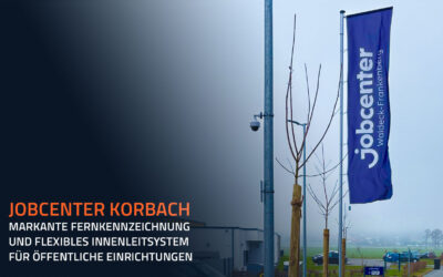 Jobcenter Korbach: Markante Fernkennzeichnung und flexibles Innenleitsystem für öffentliche Einrichtungen