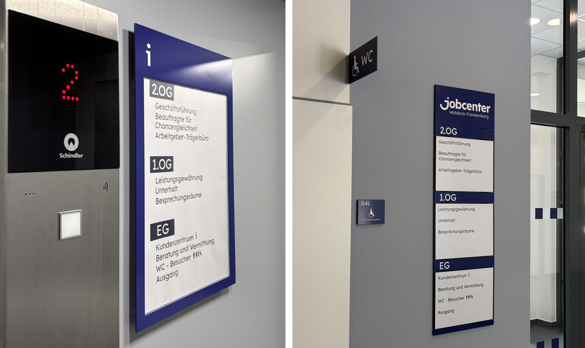 Taktile Handlaufschilder, die auf dem Treppengelände angebracht sind