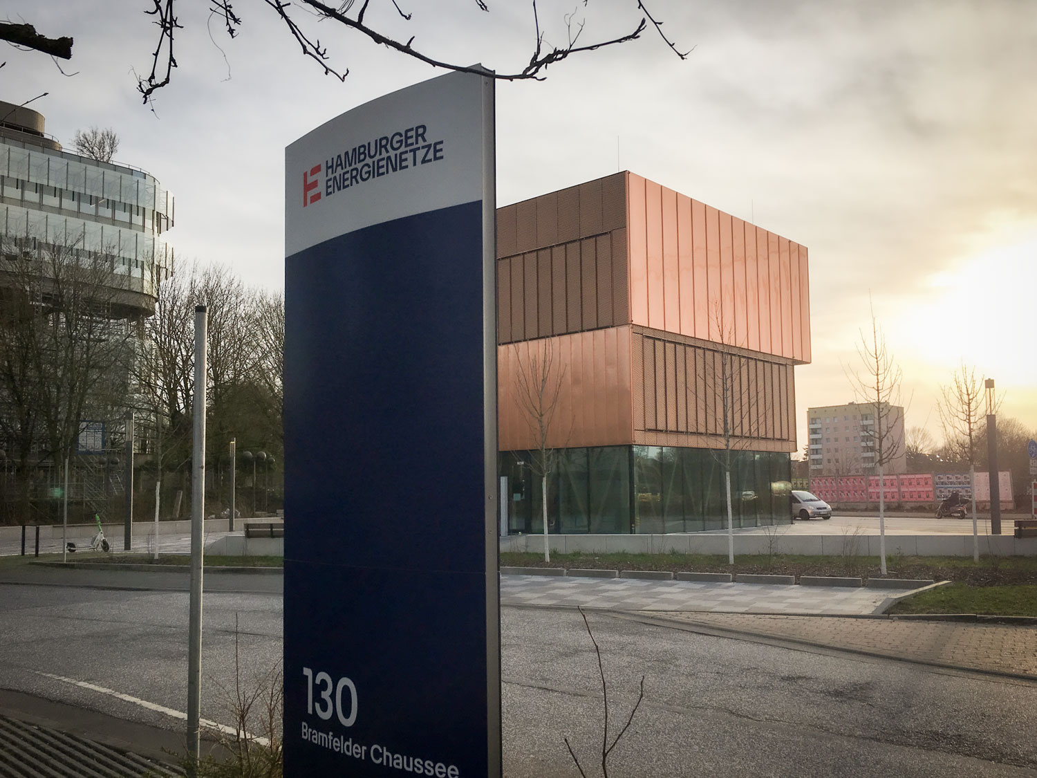 Taktile Handlaufschilder, die auf dem Treppengelände angebracht sind