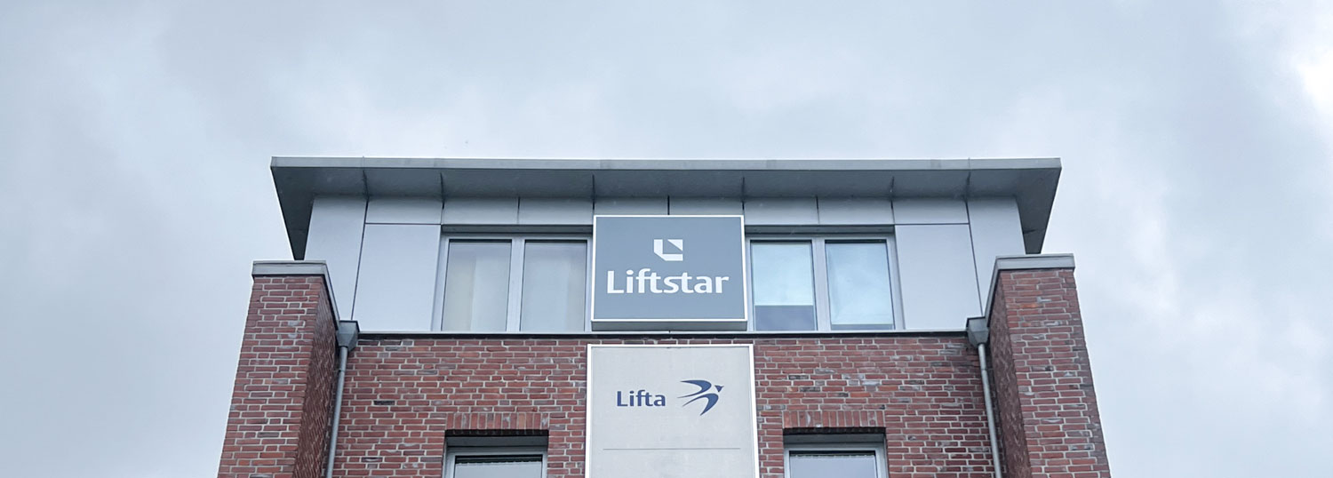 Taktile Handlaufschilder, die auf dem Treppengelände angebracht sind