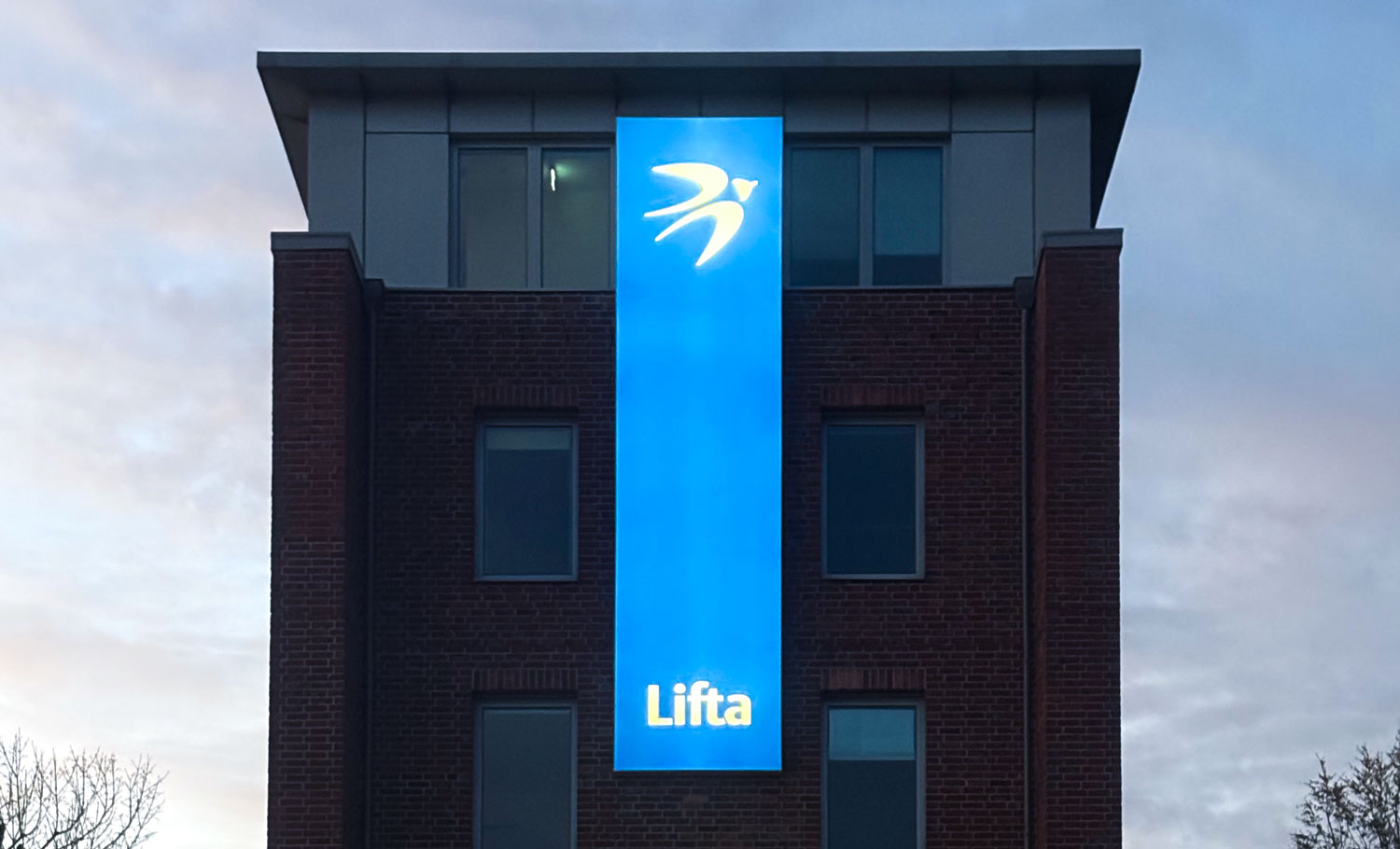 Taktile Handlaufschilder, die auf dem Treppengelände angebracht sind