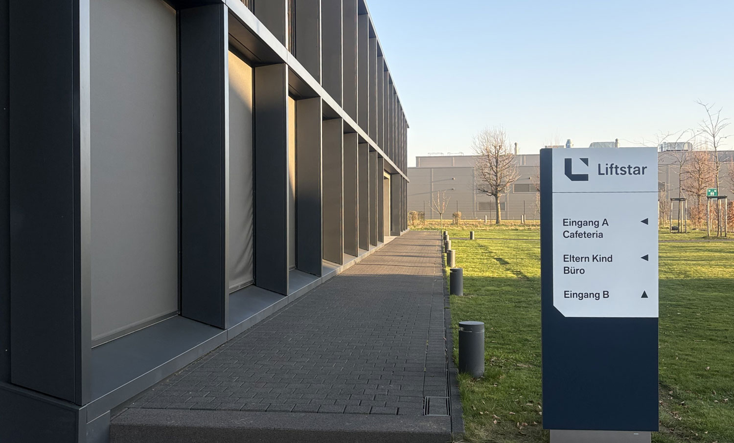 Taktile Handlaufschilder, die auf dem Treppengelände angebracht sind