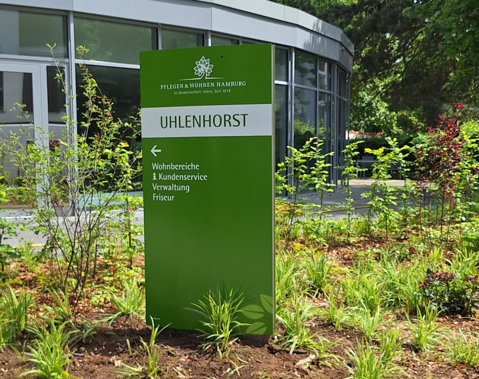 Taktile Handlaufschilder, die auf dem Treppengelände angebracht sind