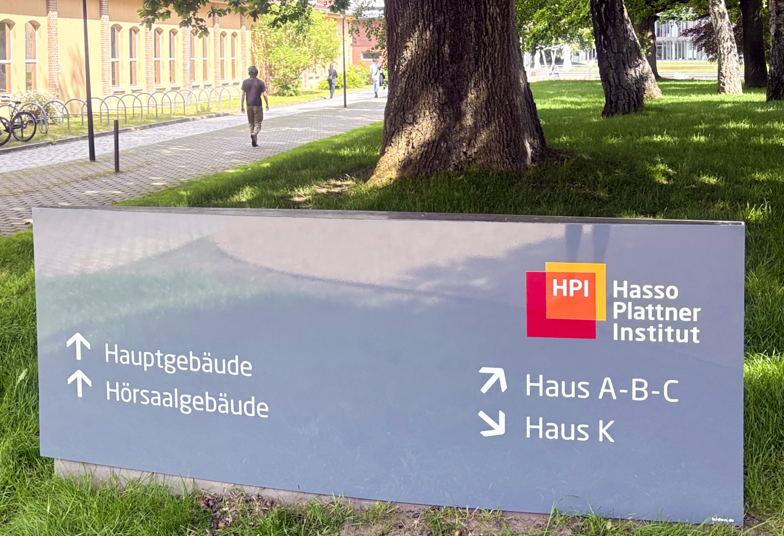Taktile Handlaufschilder, die auf dem Treppengelände angebracht sind