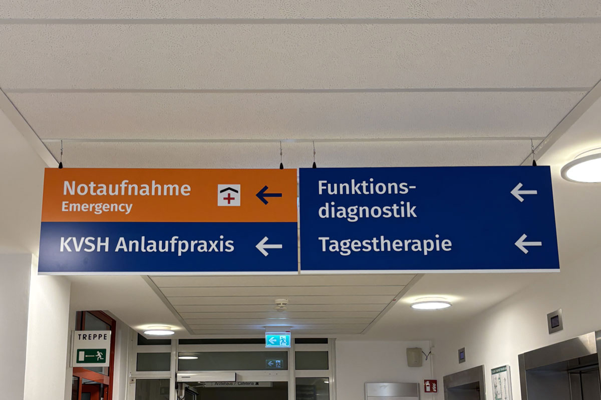 Abgehängte Leitinformation in einem Klinikflur mit Pfeilen zu Notaufnahme, KVSH-Anlaufpraxis, Funktionsdiagnostik und Tagestherapie