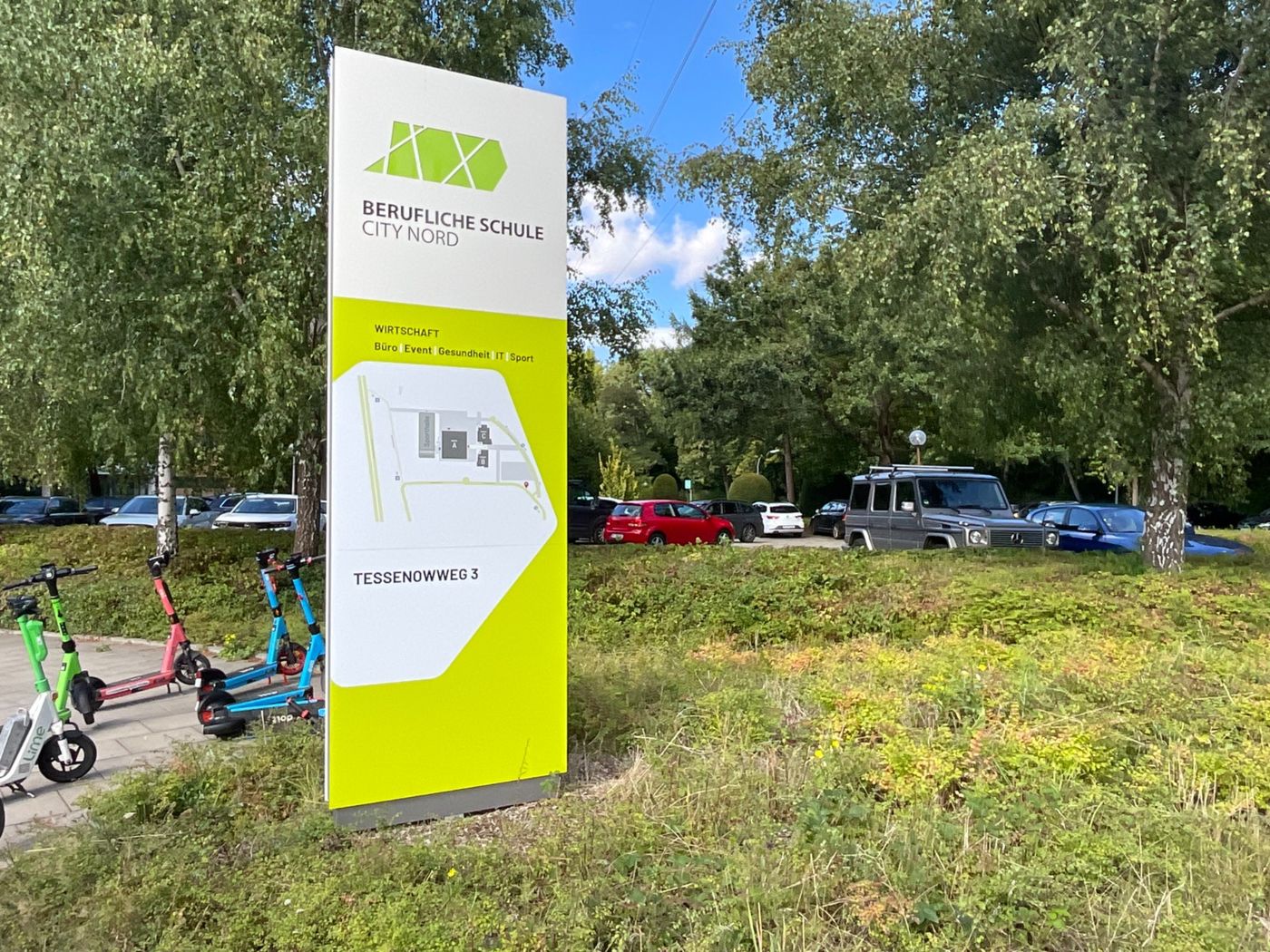 Monolith der Beruflichen Schule City Nord am Tessenowweg im aktuellen Layout: oben Logo und Schulname, darunter die Bildungsgänge und ein Campus-Lageplan auf weißem Feld, unten die Adresse.
