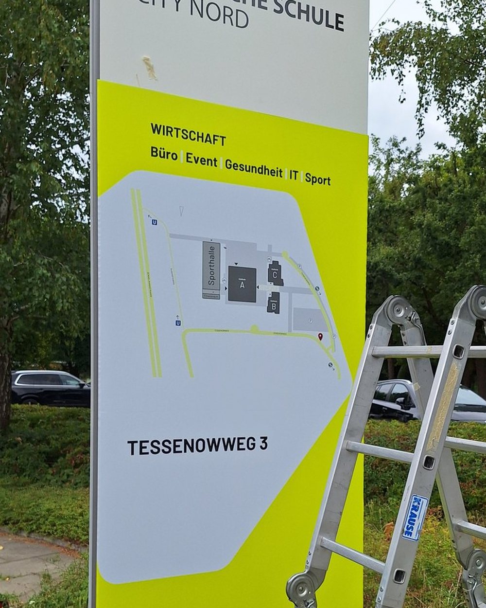 Monolith während der Montage, davor eine aufgestellte Aluminiumleiter.