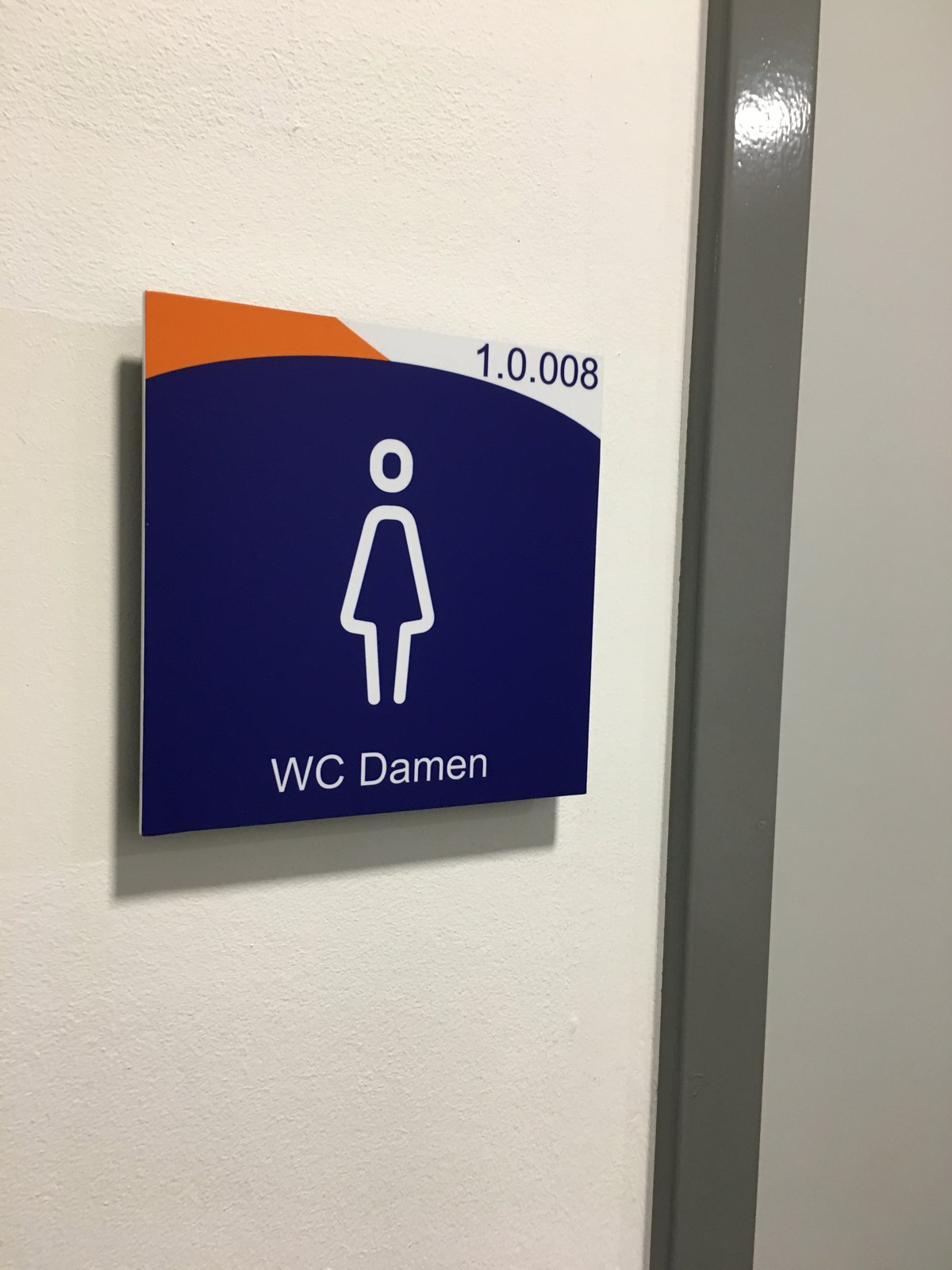 Türschild 1.0.008 mit Damen-Piktogramm und der Bezeichnung WC Damen