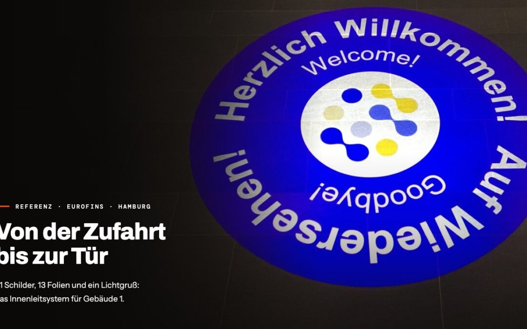Titelbild Referenz Eurofins Hamburg: Von der Zufahrt bis zur Tür — blaue Gobo-Projektion mit Herzlich Willkommen und Auf Wiedersehen auf dem Boden im Eingangsbereich