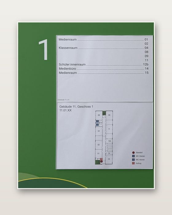Grüner Geschosswegweiser 1 mit Raumliste und dem Plan von Gebäude 11, Geschoss 1