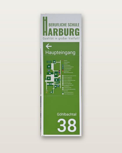 Monolith Berufliche Schule Harburg mit Pfeil zum Haupteingang, Lageplan und Hausnummer Göhlbachtal 38, freigestellt