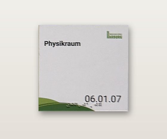 Türschild Physikraum mit Raumnummer 06.01.07 und Brailleschrift