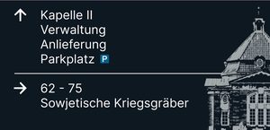 Wegweiser 5, Vorderseite: Pfeil ↑ Kapelle II, Verwaltung, Anlieferung, Parkplatz; Pfeil → 62–75, Sowjetische Kriegsgräber
