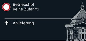 Wegweiser 9, Vorderseite: Pfeil ⛔ Betriebshof – Keine Zufahrt!; Pfeil ↑ Anlieferung