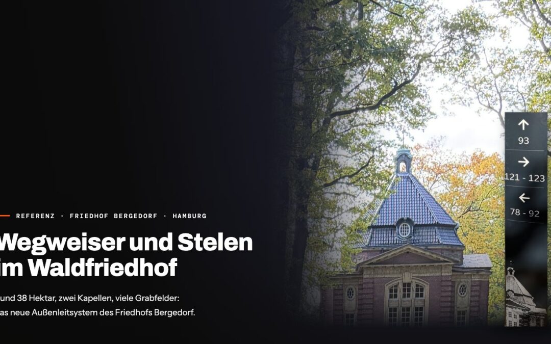 Titelbild Referenz Friedhof Bergedorf: Wegweiser und Stelen im Waldfriedhof — Kapelle 1 zwischen herbstlichen Bäumen, davor eine schwarzblaue Stele mit Feldnummern