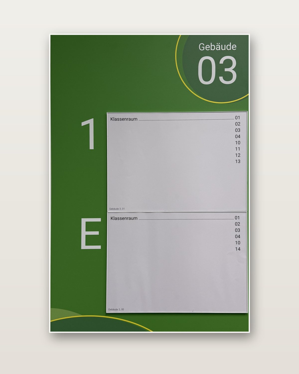 Hauptwegweiser Gebäude 03, freigestellt: Etagen 1 und E mit je einer Liste von Klassenräumen