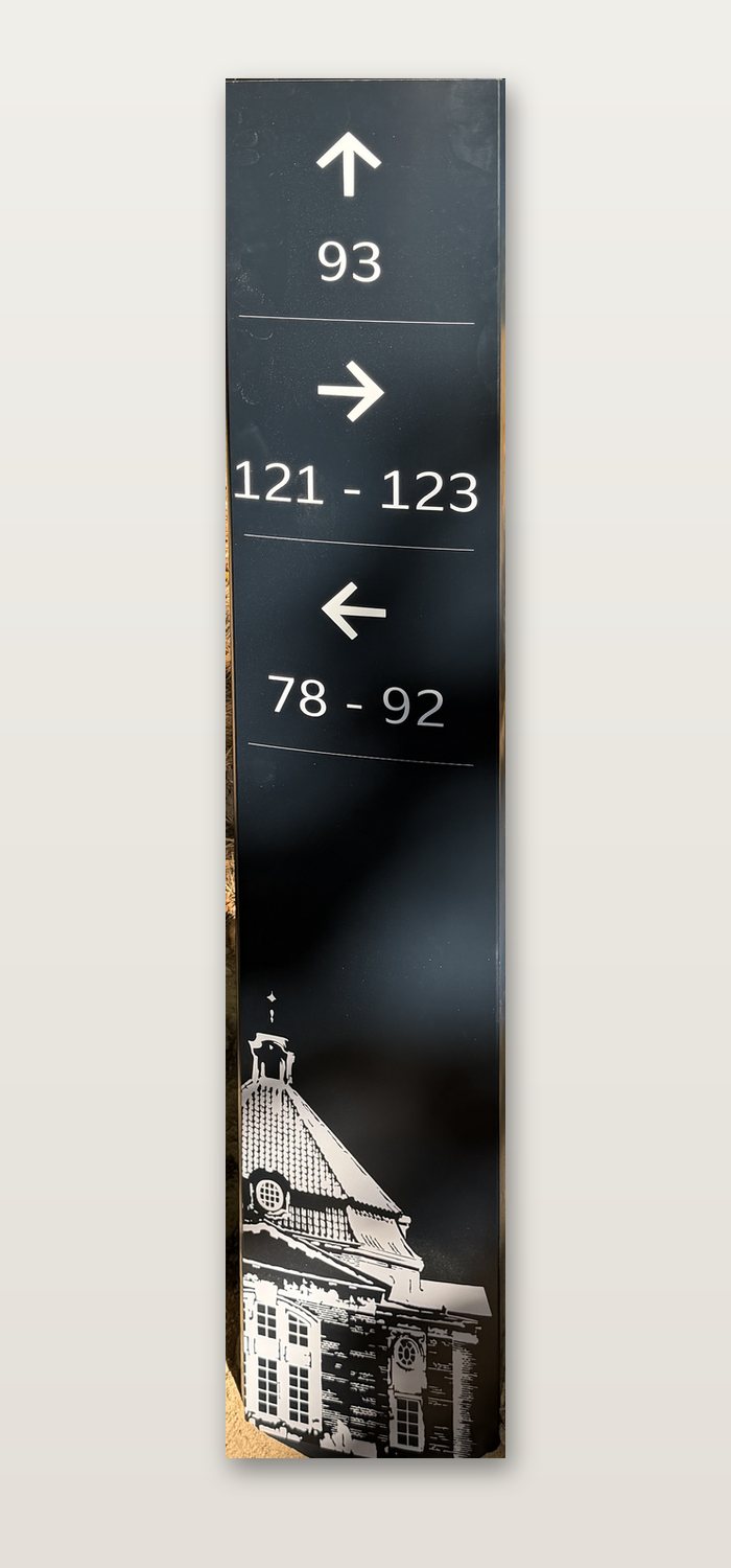 Stele mit Pfeilen zu 93, 121 bis 123 und 78 bis 92