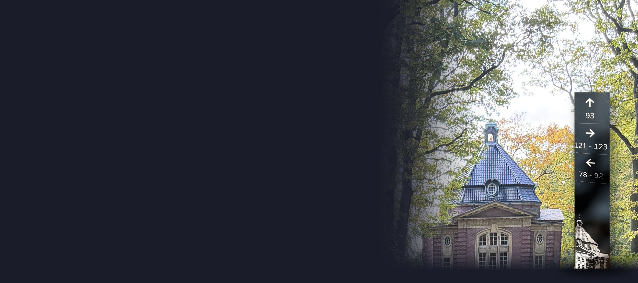Die Kapelle 1 des Friedhofs Bergedorf, ein Backsteinbau mit geschwungenem, schiefergedecktem Dach, rundem Dachfenster und Laterne zwischen herbstlichen Bäumen, davor rechts eine schwarzblaue Stele mit Feldnummern